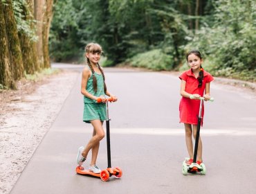 Hulajnogi dwukołowe czy trójkołowe - które wybrać dla dziecka?