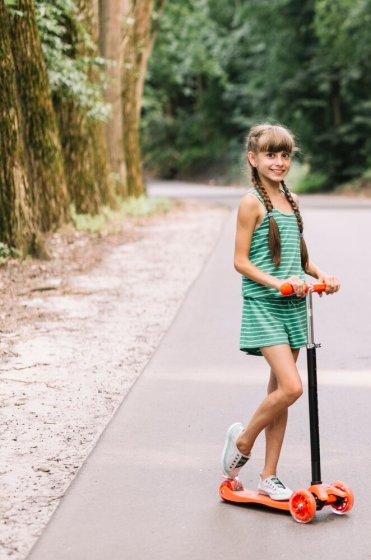 Hulajnogi dwukołowe czy trójkołowe - które wybrać dla dziecka?