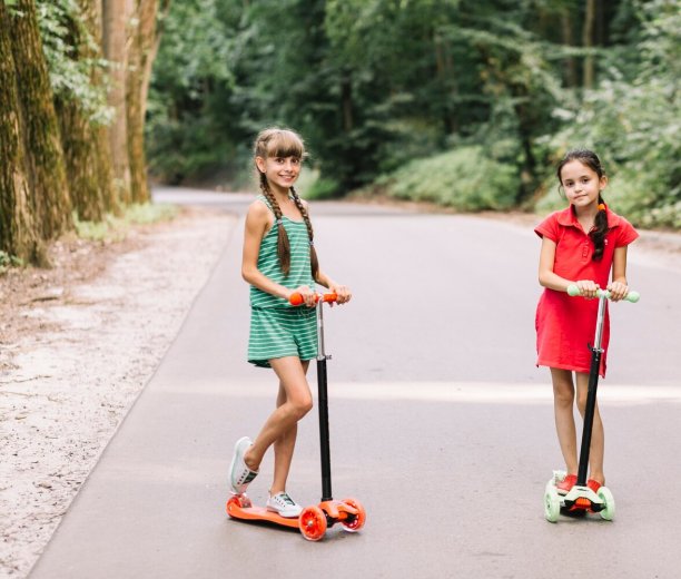 Hulajnogi dwukołowe czy trójkołowe - które wybrać dla dziecka?