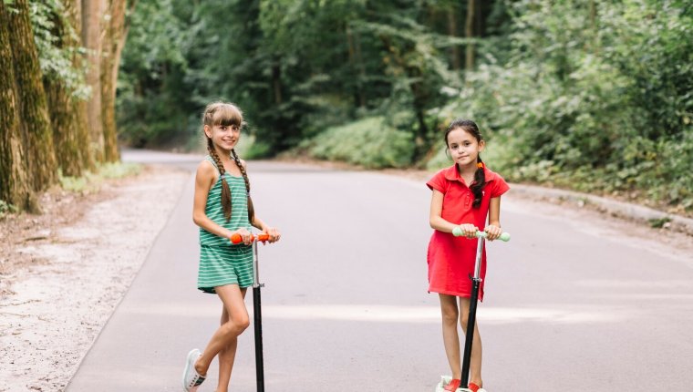 Hulajnogi dwukołowe czy trójkołowe - które wybrać dla dziecka?